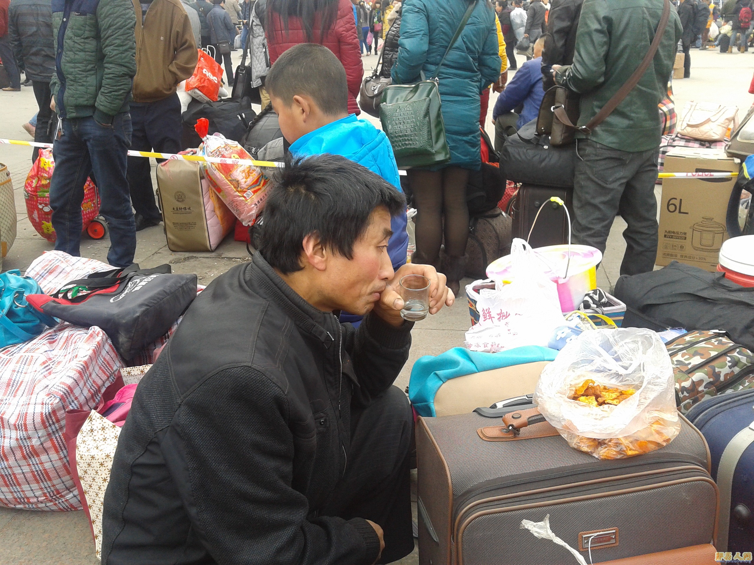 这位大叔真牛逼，旅途也把白酒咪。看到有人在拍照，淡定自如把杯举。
