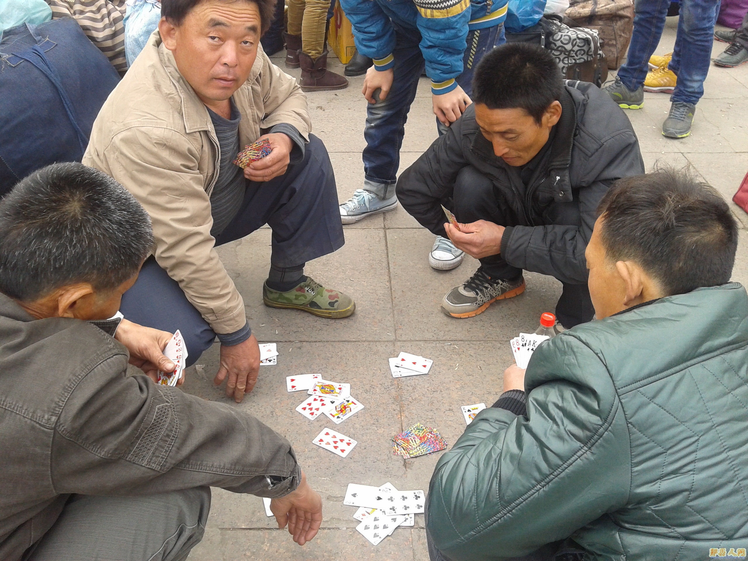 四人玩扑克，估计跑得快。抬头望一眼，仨人都催牌。