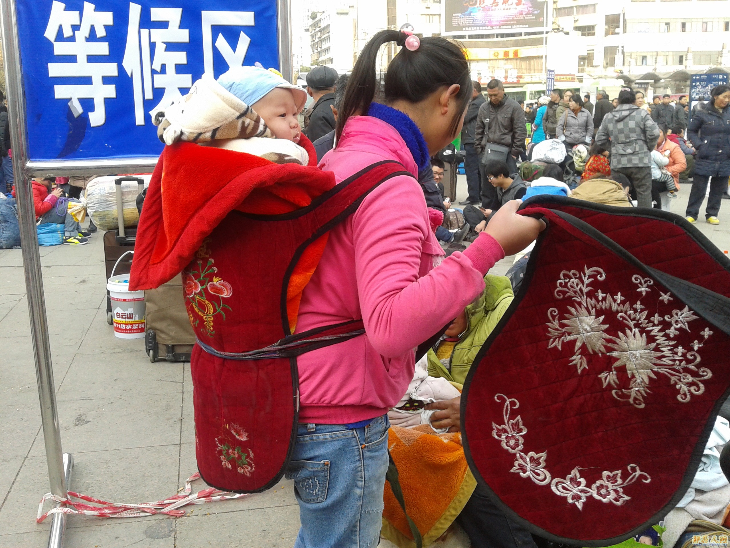 一家出行两个妈，两副背带两个娃。贵州这样背小孩，郧网牧童言奇葩。