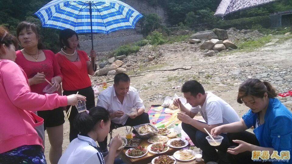 享受美餐中.jpg